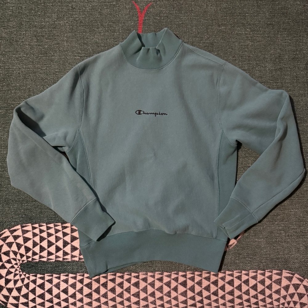 Champion UO Exclusive Script Logo Mock
Neck Sweatshirt
